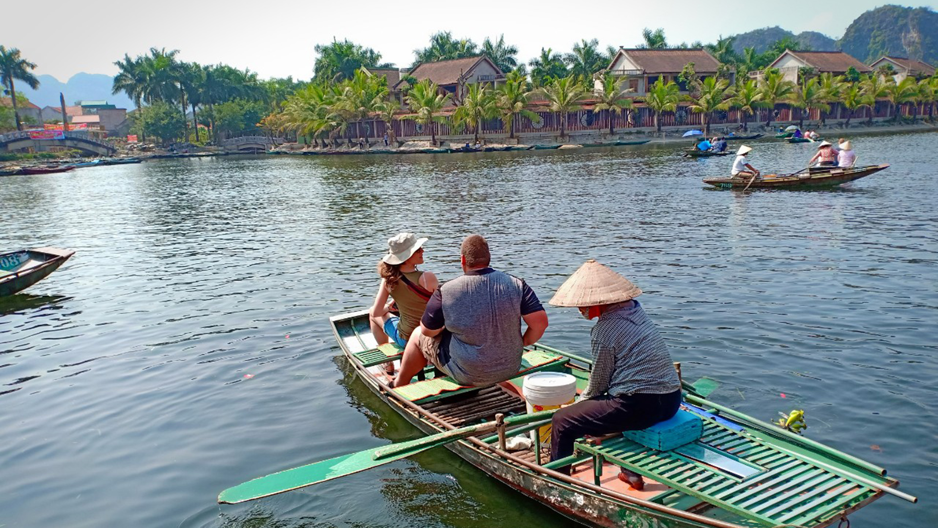 Chèo đò tại Tam Cốc